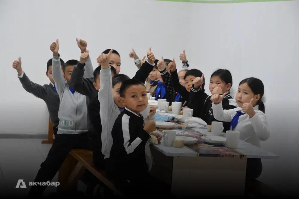 School canteens: fresh bread and rice porridge