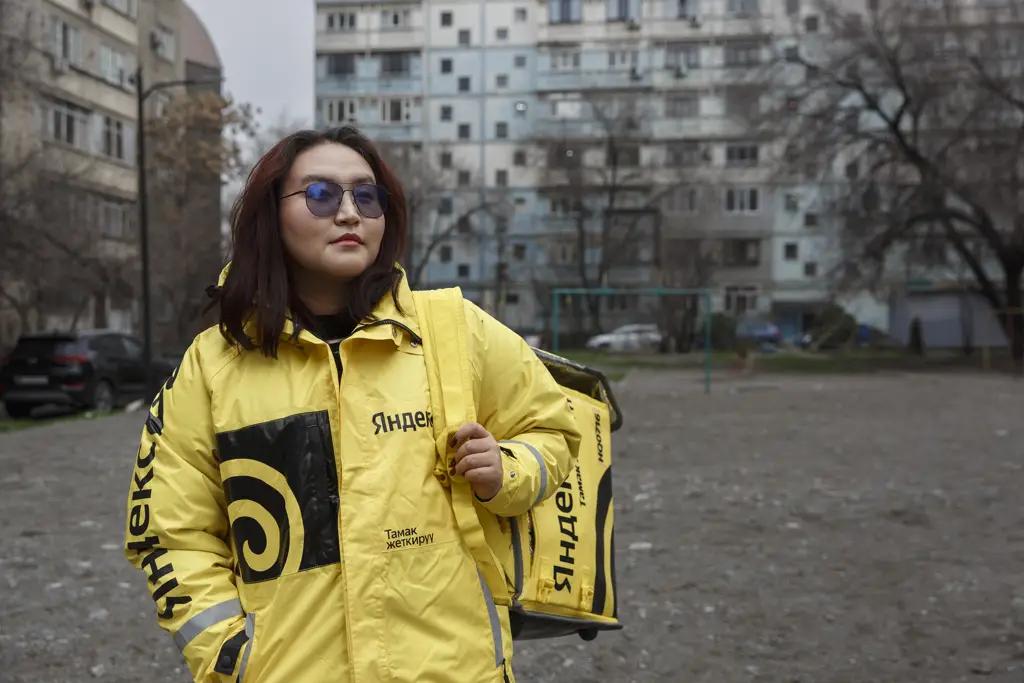 «Я закрыла половину кредита за машину благодаря курьерству» — Арзыкан Болотбекова