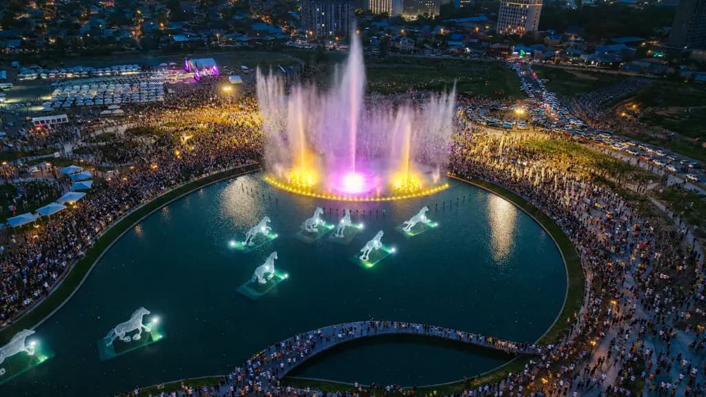 Более 30 тысяч человек собрались в Royal Central Park, чтобы увидеть крупнейшее шоу музыкальных фонтанов в Кыргызстане
