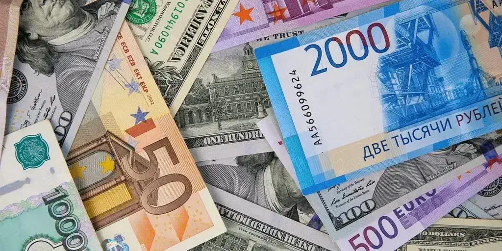 Сом стабилен к доллару и укрепился к евро и рублю