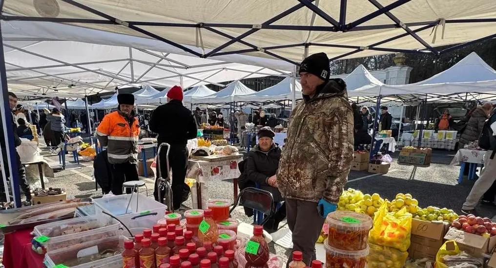 Bakyt Torobaev listened to farmers while visiting an agricultural fair in Bishkek