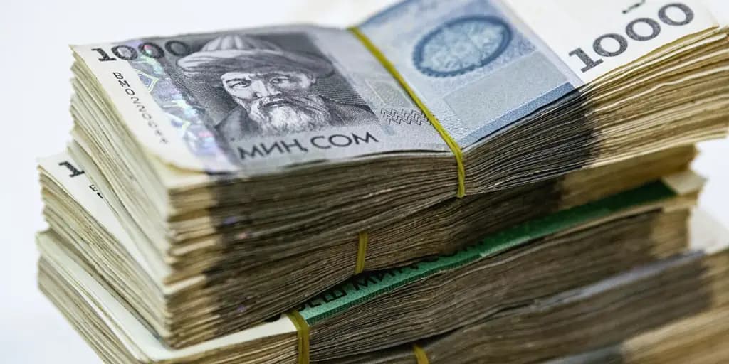 Средняя зарплата в Бишкеке достигла 64.3 тысяч сомов, строительство выросло в 1.7 раза