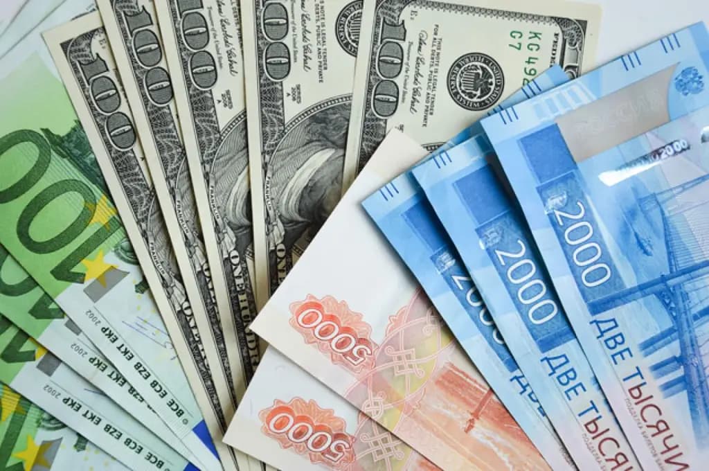 Сом укрепился к евро, тенге и юаню, но продолжил слабеть к рублю