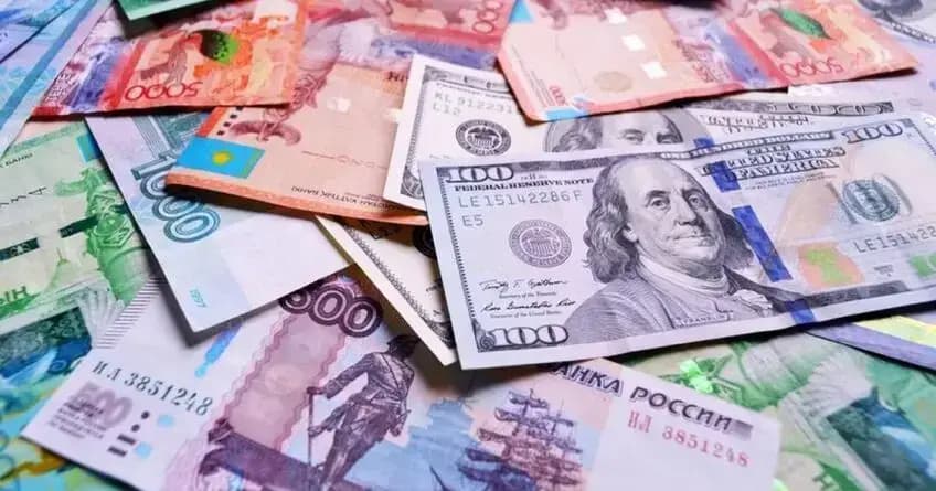Курс рубля и тенге вырос после выходных, евро и юань немного подешевели