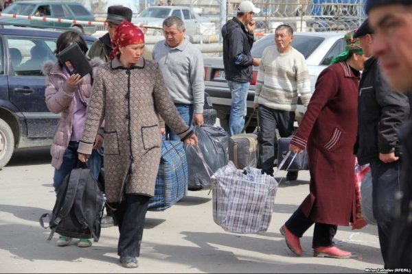 Орусиядагы кыргыз мигранттар 30 млн рубль кечиктирилген эмгек акы алды