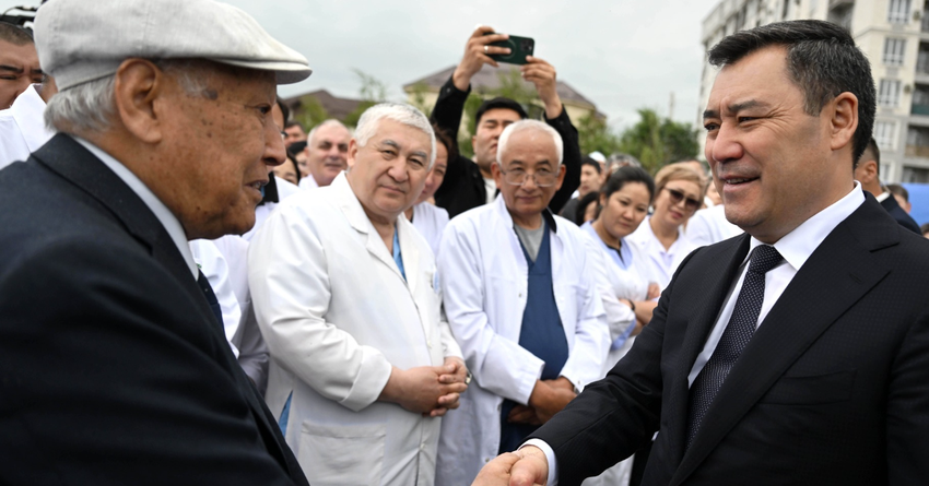 Президент заложил капсулу под строительство новой детской больницы