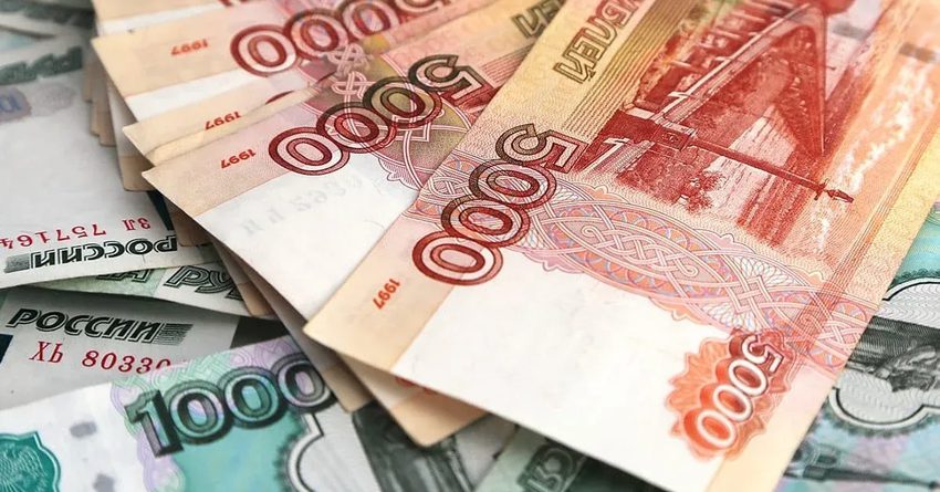 Рубль подешевел к доллару и евро. Курсы Центробанка