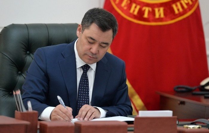 Президент «Кытай – Кыргызстан – Өзбекстан» темир жолу боюнча мыйзамга кол койду