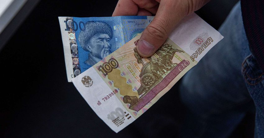 Банки продают рубль дороже сома